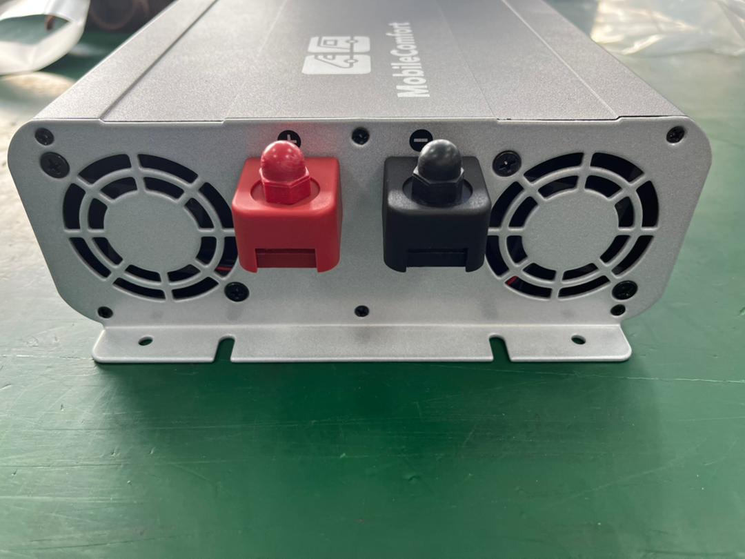 Инвертор MobileComfort S1512-BC, 1500Вт, 12В, чистый синус, розетка 230V, встроенное зарядное устройство 20А, схема приоритетов 230V, функция бесперебойника, USB выход, в комплекте настенная панель управления