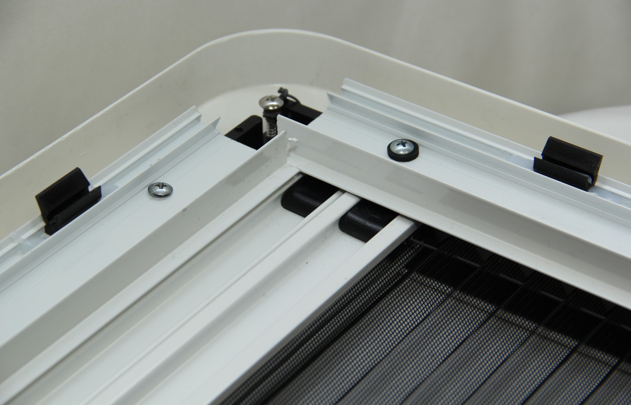 Окно откидное MobileComfort W1060R, 1000х600mm,  шторка рулонная, антимаскитка