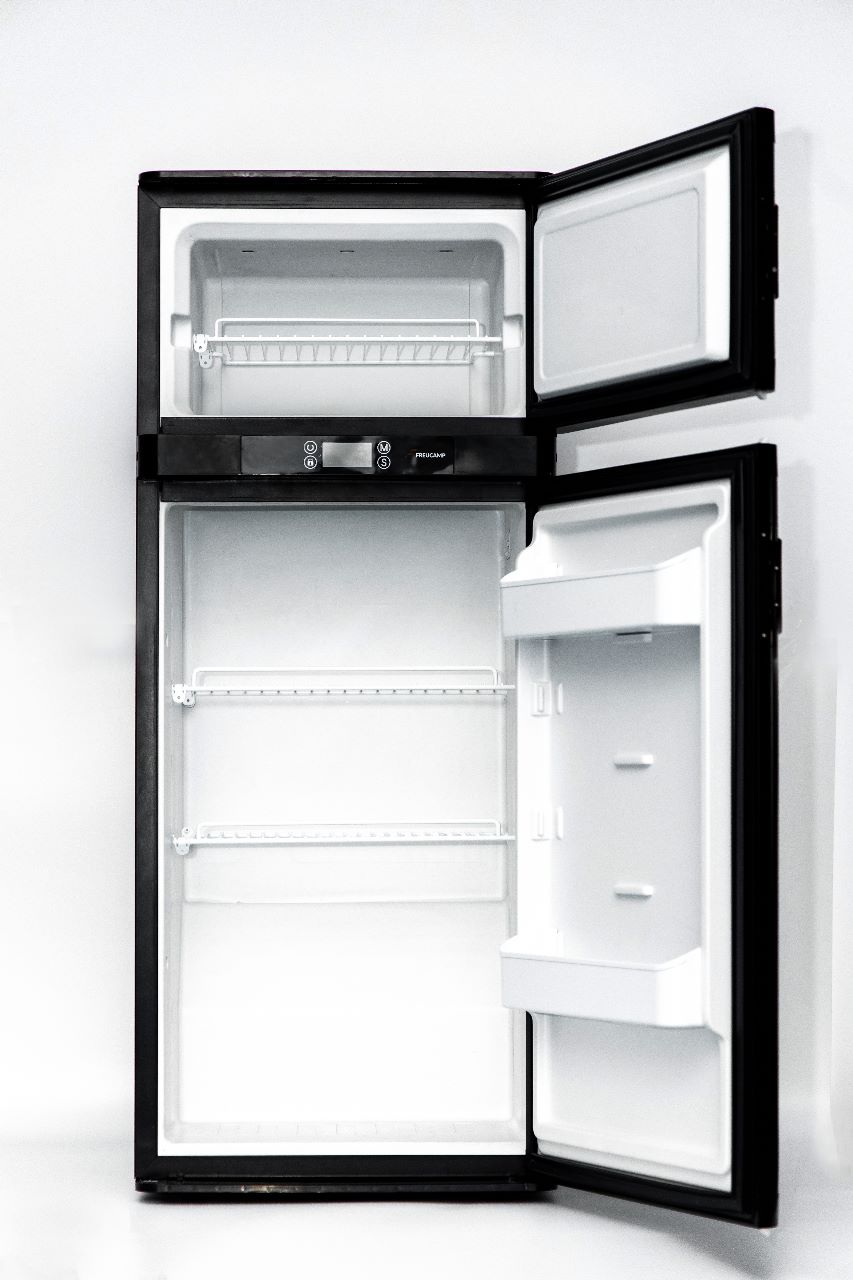 Холодильник встраиваемый  Freucamp RCE140L, 12/24В правая дверь.