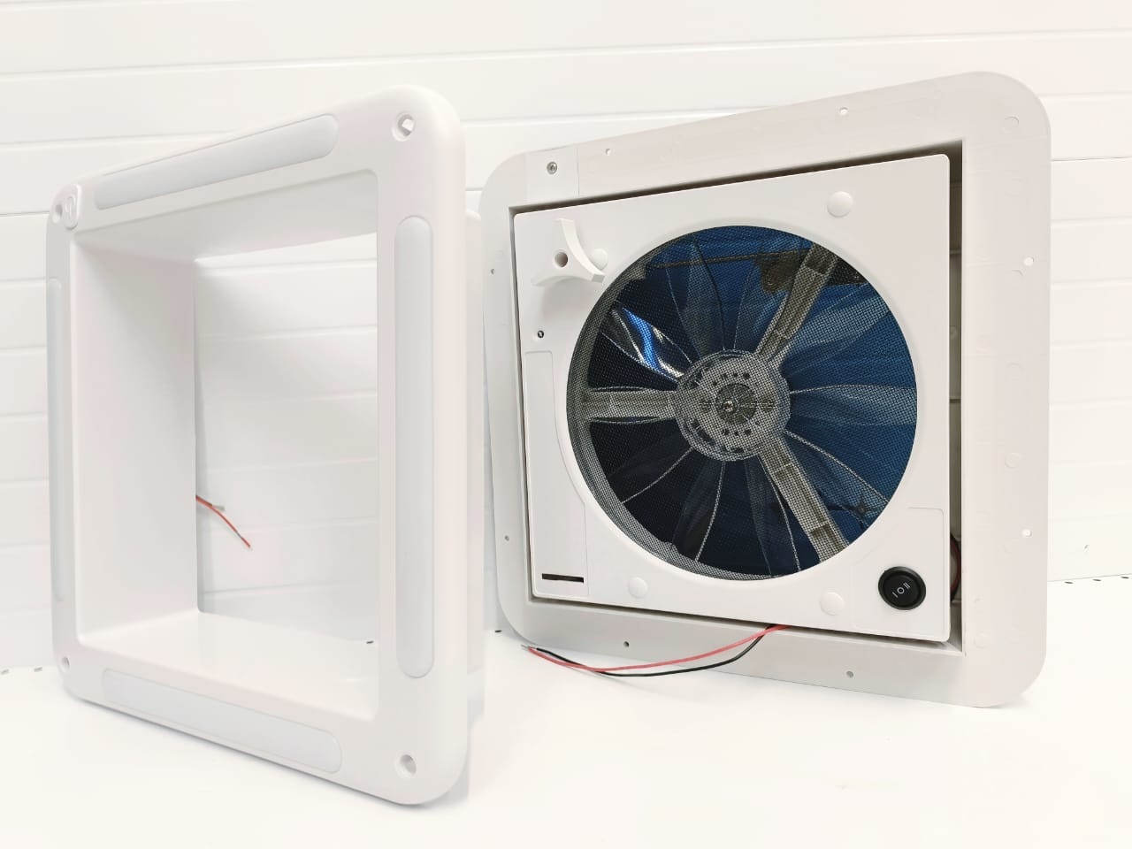 Люк 28x28см,  MobileComfort HE2828, с вентилятором 12V,  откидной накрышный люк для автодомов