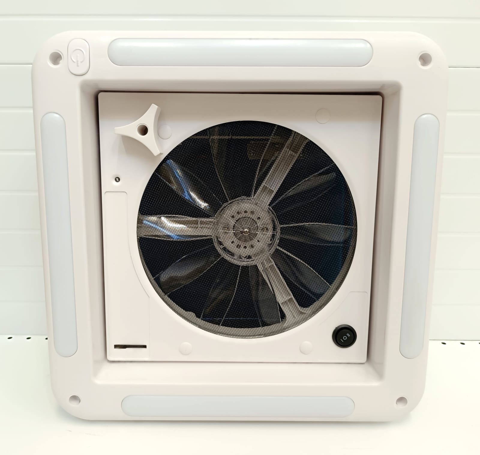 Люк 28x28см,  MobileComfort HE2828, с вентилятором 12V,  откидной накрышный люк для автодомов