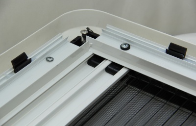 Окно откидное MobileComfort W7040R, 700х400mm,  шторка рулонная, антимаскитка