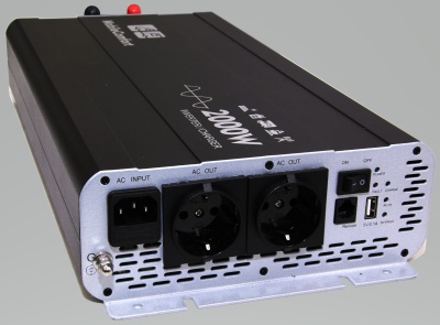 Инвертор MobileComfort S2024-BC, 2000Вт, 24В, чистый синус,  розетка 230V, встроенное зарядное устройство 10А, схема приоритетов 230V, функция бесперебойника, USB выход, в комплекте настенная панель управления